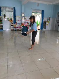 Tẩy rửa sàn sạch sẽ để các trẻ đến lớp với 1 môi trường thật mát mẻ