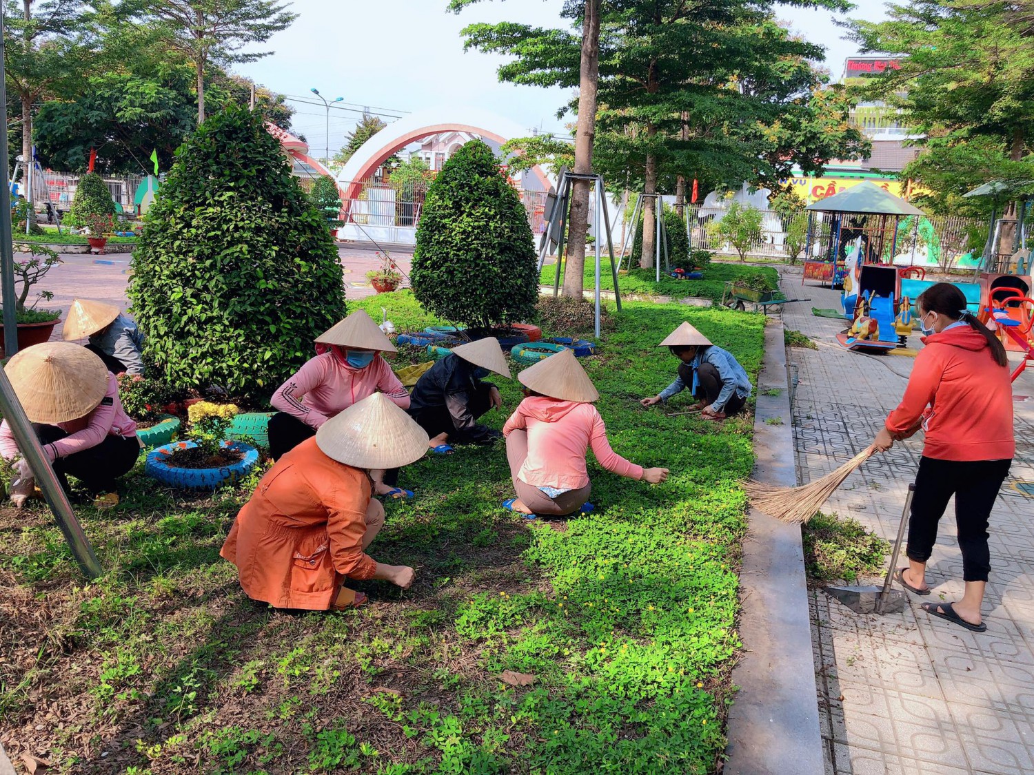 Ngày 27 tháng 03 năm 2021 - Đoàn thanh niên trường Mầm non An Điền tổ chức công tác vệ sinh, cải tạo môi trường lớp, chăm sóc vườn rau bồn hoa cây cảnh.